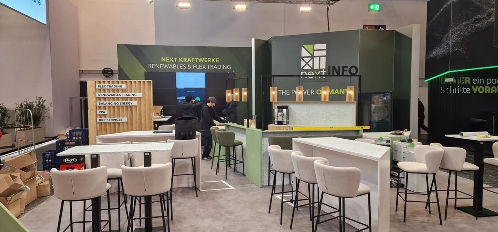 Messestandbau mit Bar, Tresen und modernen Sitzbereichen