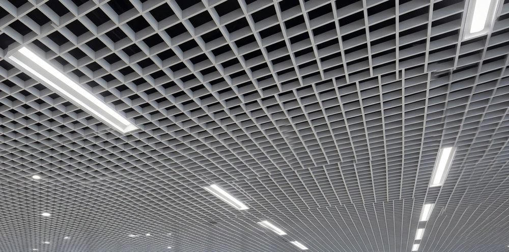 Rasterdecke aus quadratischen Metallrastern mit eingelassenen LED-Lichtleisten für gewerblichen Innenausbau