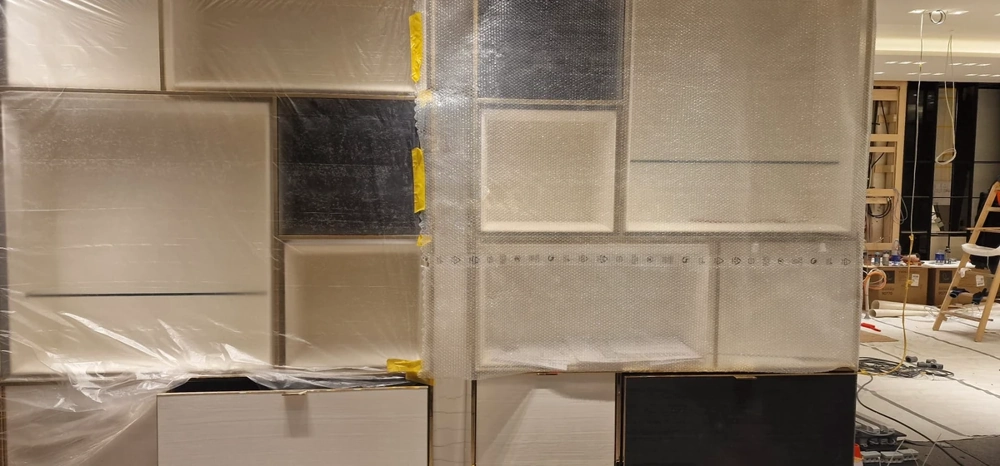 Plastikverpackte modulare Wand mit Rasterpanelen in Montagephase für Montage von wandsystemen
