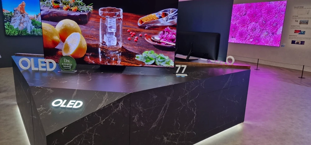 Schwarzer Marmortresen mit LED-Unterlicht und OLED-Bildschirm im Messestand