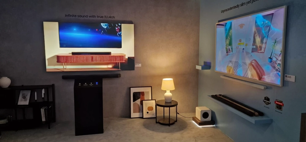 Innenansicht eines Messestands mit wandmontierten Bildschirmen und Soundbars im Messestandbau