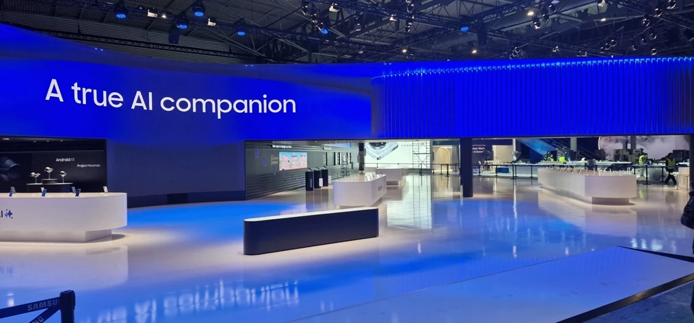 Offener Messestand mit gebogener Deckenkonstruktion und modularen Theken in moderner Präsentationsanordnung Messestandbau