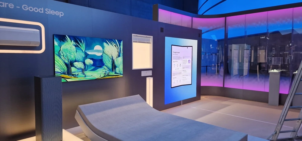 Innenansicht eines modernen Messestandes mit LED-Bildschirm, Präsentationswand und Sitzelement