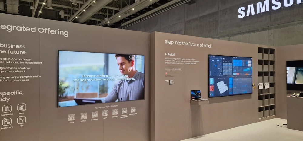 Modulare Messestandwand mit großen Bildschirmen und integrierter Beleuchtung auf Fachmesse