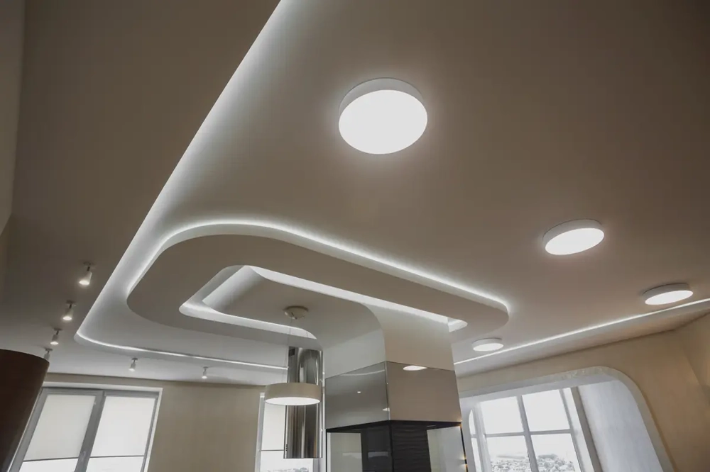 Geschwungene Abgehängte decke mit integrierten Rundleuchten und LED-Akzentlinien