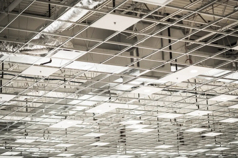 Metallrasterstruktur für Rasterdecke mit sichtbaren Lüftungsleitungen und Beleuchtungsvorbereitung