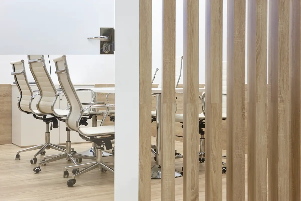 Moderner Konferenzraum mit weißen Drehstühlen und hölzerner Glas-Trennwand Trennwände